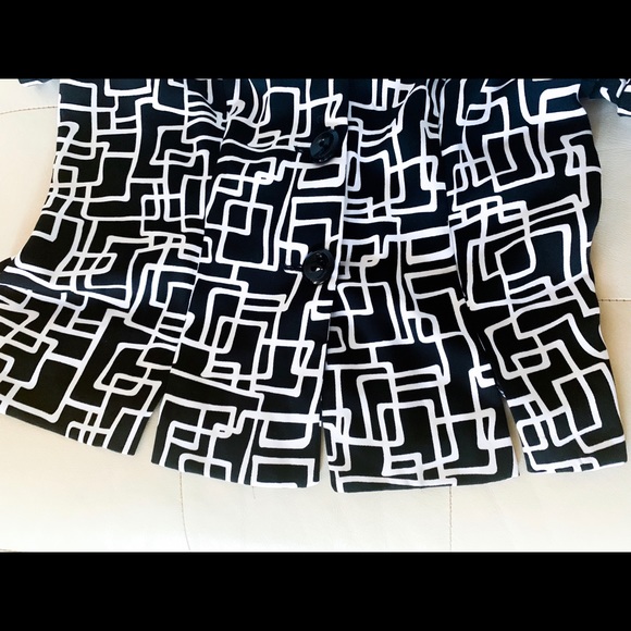 Avant-Garde Button Down Short Sleeve Top - Picture 4 of 4